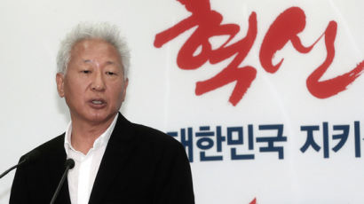 한국당 류석춘 혁신위원장, 행사 중 “매국노”봉변
