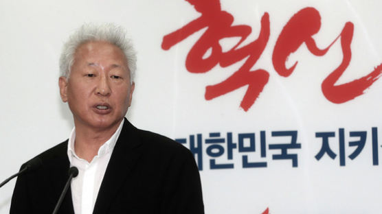 한국당 류석춘 혁신위원장, 행사 중 “매국노”봉변