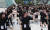 영남 11개 지역 청소년YMCA 200여명이 24일 부산 동구 일본영사관 앞 평화의 소녀상에서 &#39;한일 위안부 합의 전면 재협상&#39;을 주장하는 선언문을 발표했다. 부산역 광장까지 행진한 학생들이 &#39;나는 나비&#39; 노래에 맞춰 플래시 몹을 하고 있다. 송봉근 기자 