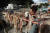 경북 울릉도 도동항에서 한 어민이 말라가는 오징어를 손질하고 있다. [중앙포토]
