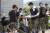 22일 충남 천안시 동면에서 수해복구에 참가한 특전사 장병들이 간식을 받고 있다. [천안시 제공=연합뉴스]