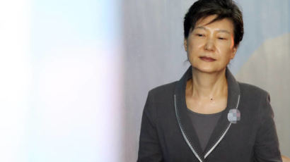 검찰 “박 전 대통령 재판 중 휴대폰 사용”…유영하 “뉴스 본 것 실수였다”