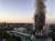지난 6월 14일(현지시간) 불길에 휩싸인 24층 런던 임대아파트 그렌펠 타워 [AFP=연합뉴스]