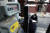 서울 성동구 용답동 주택가에서 도시가스 공급업체 직원이 요금을 연체한 주민과 상담하고 있다. 사진 왼쪽은 숫자판이 멈춰선 가스계량기의 모습. [중앙포토]