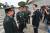 송영무 장관(오른쪽)이 27일 유엔군 참전의 날 행사가 끝난 뒤 장군들과 환담하고 있다. 김상선 기자