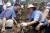 김부겸 행정안전부 장관(왼쪽)이 지난 22일 폭우로 피해를 본 충남 천안시 북면 은지리 버섯농장에서 응급 복구작업을 하고 있다. [사진 행정안전부]