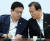 자유한국당 정우택 원내대표(왼쪽)와 홍문표 사무총장이 18일 오전 국회에서 열린 원내대책회의에 참석해 이야기를 나누고 있다. [박종근 기자]