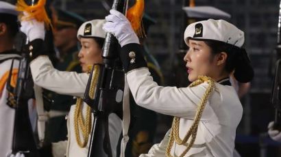 [서소문사진관]유엔군 참전 노병으로부터 박수 받은 여군의장대