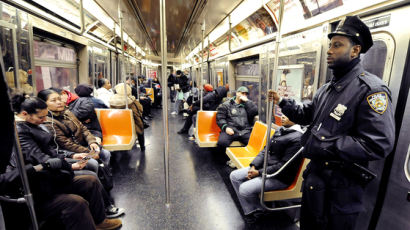 '승객 폭증' 뉴욕 지하철, '입석전용 객차' 대책…도입 전부터 논란