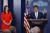 지난 21일 미국 백악관 브리핑룸에서 신임 앤서니 스카라무치 공보국장이 발언하는 동안 새러 허커비 대변인이 두 손을 모은 채 듣고 있다.[로이터=연합]