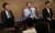 김무성 바른정당 의원(가운데)이 지난 26일 오후 부산에서 열린 ‘당원과 함께하는 한여름 밤의 토크쇼’에 참석해 국정 현안 등에 대해 토론을 벌였다. 왼쪽부터 유승민·김무성·김세연 의원. [연합뉴스]