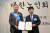 이중근 부영그룹 회장(왼쪽)이 28일 제17대 대한 노인회 회장으로 당선됐다. [연합뉴스]