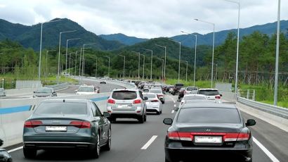 서울~양양고속도로 개통 한 달…피서객 몰려 ‘가다 서다’, 미시령터널은 ‘텅텅 비어’ 