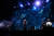 은하수를 표현한 영상과 어우러져 몽환적인 무대를 선보이고 있는 시규어 로스. [사진 CJ E&M]
