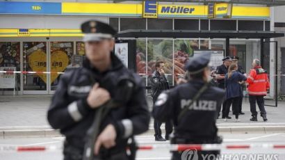 망명 거부된 무슬림이 독일 슈퍼마켓서 흉기 공격, 난민정책 논쟁 재촉발 