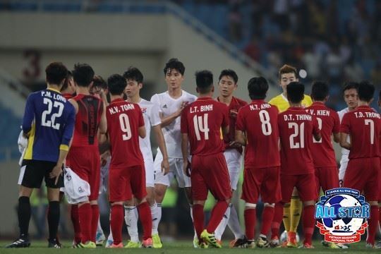 K리그 올스타가 29일 베트남에서 열린 해외 원정 올스타전에서 베트남 U-23 대표팀에 패한 뒤 인사를 나누고 있다. [사진 프로축구연맹]