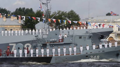 러시아 해군도 대규모 군사퍼레이드…푸틴 "우리 역사는 용감한 해군의 승리"