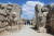 히타이트의 수도 하투샤에는 1만여 명이 거주했다. 하투샤 출입문 중 하나인 ‘사자의 문’. 왼쪽 사자상은 원형이 손상돼 새로 복원한 것이다. 사자는 왕의 권위를 상징한다. 이집트 문화의 영향을 받았다.