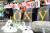 31일 오후 서울 여의도 옥시 본사 앞에서 가습기살균제 참사 살인기업 처벌촉구 6차 캠페인이 열리고 있다. [연합뉴스]