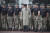 2일(현지시간) 런던 버킹엄 궁전 포어코트에서 열린 왕실 해병대 퍼레이드에 참석,해병대원들과 이야기 나누고 있는 필립 에든버러 공작. [AP=연합뉴스]
