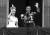 엘리자베스 2세 영국 여왕과 그의 남편 필립 에든버러 공작이 지난 1953년 6월 왕위 대관식을 마친 뒤 버킹엄궁 발코니에서 국민들에게 인사하고 있다. [AP=연합뉴스]
