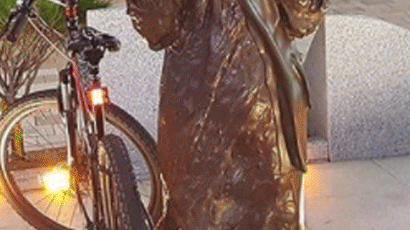 일본군 위안부 소녀상 동상 다리에 걸린 자전거 자물쇠 수사 