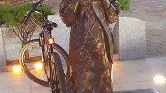 일본군 위안부 소녀상 동상 다리에 걸린 자전거 자물쇠 수사 