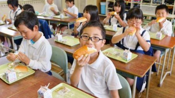 점심 먹는데 15분이면 충분?…일본서 중학생 식사시간 논란 