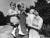 1951년 8월 19일 아들 찰스와 여동생 앤을 안고 있는 엘리자베스 부부.[AP=연합뉴스]