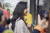 &#39;한 끼 줍쇼&#39;에 출연해 서울 김포에 사는 주민과 이야기를 나누고 있는 가수 이효리. [사진 JTBC]