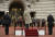  엘리자베스 2세 영국 여왕의 남편 필립 에든버러 공작이 2일(현지시간) 런던 버킹엄 궁전 포어코트에서 열린 왕실 해병대 퍼레이드에 참석, 해병대원들에게 모자를 벗으며 인사하고 있다. 이날 행사가 필립공의 마지막 공식업무였다. [AFP=연합뉴스]