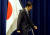 2007년 9월 12일 긴급 기자회견에서 사임을 발표한 직후의 아베 신조 일본 총리[중앙포토]