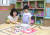 서울 광진구청의 한 직원이 구청에 마련된 키즈룸에서 아들의 학습지 공부를 돕고 있다. 김춘식 기자