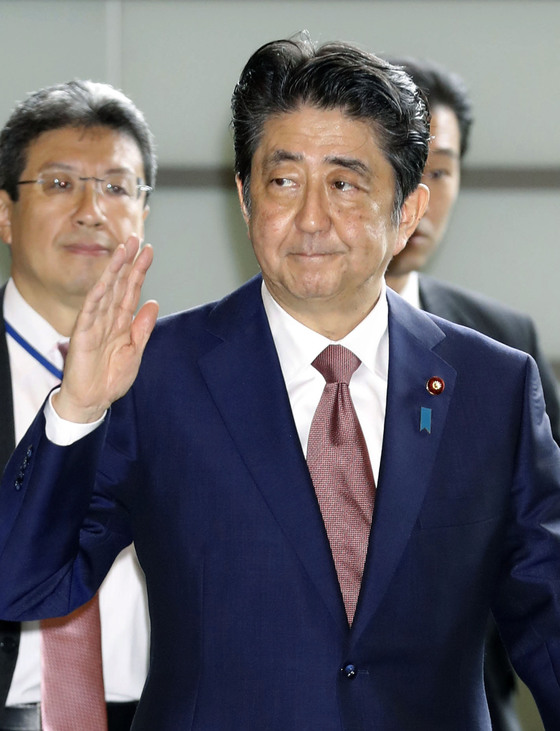 아베 신조(安倍晋三) 일본 총리가 3일 개각 발표에 앞서 총리관저로 출근하고 있다. [교도=연합뉴스]