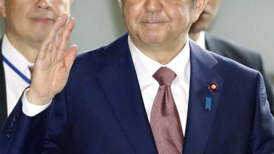 아베 총리 지지율 개각 뒤 8.6%포인트 올랐다