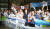 2011년 동계올림픽 유치 소식에 현수막과 태극기를 흔들며 기뻐하고 있는 시민들 모습. [중앙포토]