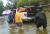 허리케인 하비로 물에 잠긴 텍사스주 휴스턴에서 한인 가족들이 대피하고 있다. [사진제공: 배창준 휴스턴 평통회장]