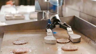 '햄버거 패티 굽는 로봇'…캘리버거 50개 매장 도입 