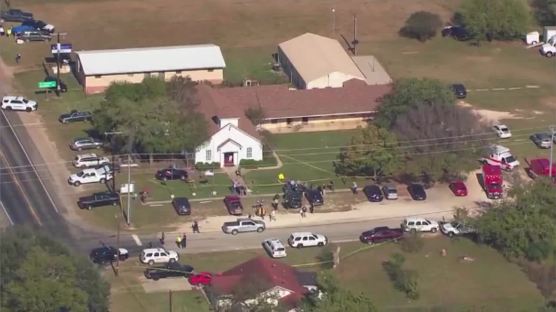 텍사스 교회 총기 난사 26명 사망 … 일가족 8명 참변도