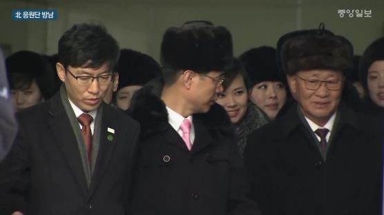 [서소문사진관]만경봉호에서 하선한 현송월과 북한 예술단원들