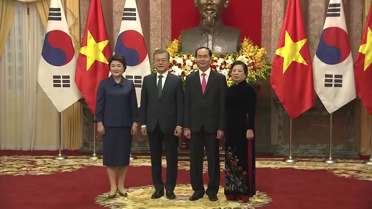 베트남 주석 만난 文대통령 "양국 불행한 역사에 유감"