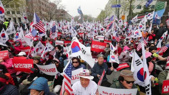 [서소문사진관]박근혜 1심 24년…통곡의 지지자들
