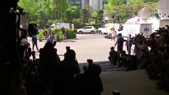 경찰 출석한 김경수 “특검보다 더한 조사에도 당당히 임하겠다”