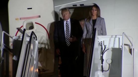 [속보] '북한 억류 미국인 3명' 미국 도착…트럼프 마중