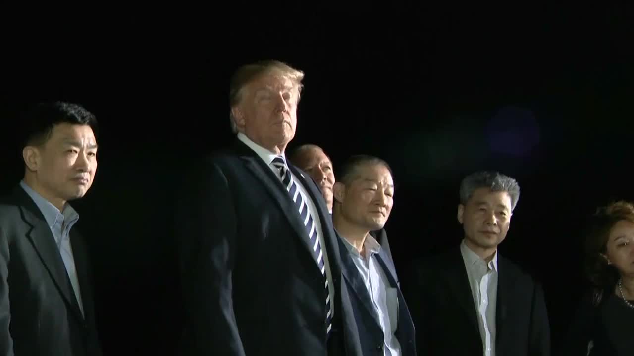 [속보] '북한 억류 미국인 3명' 미국 도착…트럼프 마중
