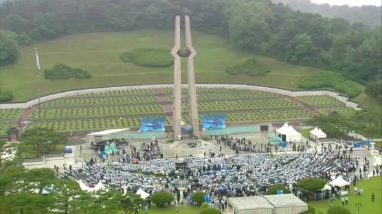 [사진] 5·18민주화운동 38돌 … 함께 부른 ‘임을 위한 행진곡’