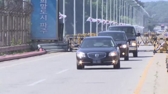[속보] 백악관 “북·미 정상회담 내달 12일 개최 예상…실무회담 긍정적”
