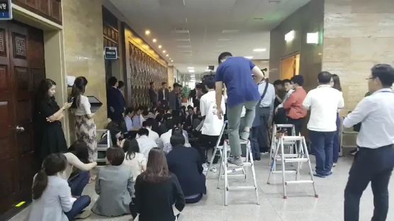 [포토사오정]7월국회합의 발표 기싸움 벌인 홍영표ㆍ김성태