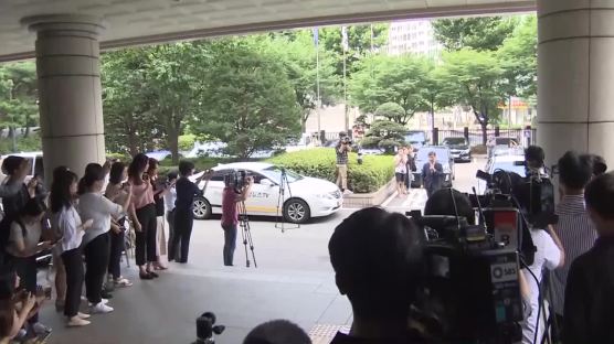 "인권 어떻게 뺏나"vs"권력으로 성폭행" 엇갈린 안희정·김지은