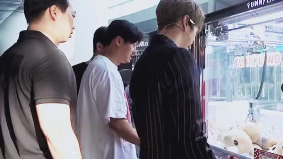 A Honey-Dropping Intimate Relationship Between WANNA ONE and Their Guards 